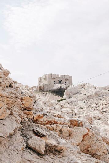 Photo d'un fort sur la montagne